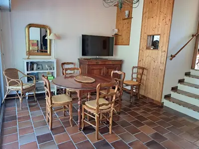 Télévision ou salle de divertissement dans l'établissement Charmante maison 6 pers. accès forêt, 600m plage, animaux admis - FR-1-323-582