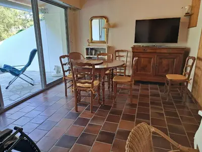 Télévision ou salle de divertissement dans l'établissement Charmante maison 6 pers. accès forêt, 600m plage, animaux admis - FR-1-323-582