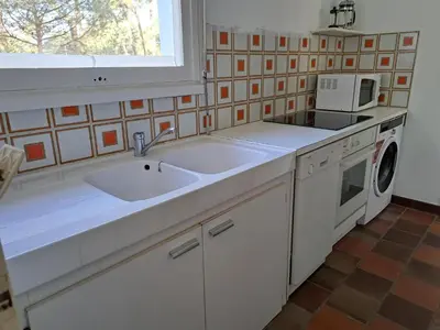 Cuisine ou kitchenette dans l'établissement Charmante maison 6 pers. accès forêt, 600m plage, animaux admis - FR-1-323-582