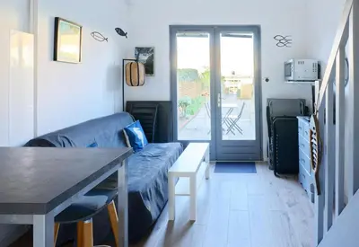 Coin salon dans l'établissement Maisonnette des Poissons, à 50 m de la mer