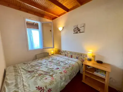 Un ou plusieurs lits dans un hébergement de l'établissement Maison de vacances près de la forêt pour 4 pers avec parking - FR-1-323-581