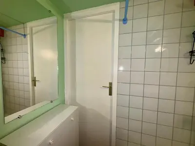 Salle de bains dans l'établissement Maison de vacances près de la forêt pour 4 pers avec parking - FR-1-323-581