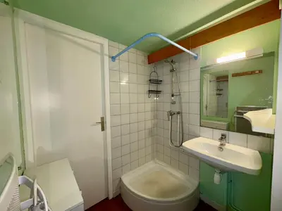 Salle de bains dans l'établissement Maison de vacances près de la forêt pour 4 pers avec parking - FR-1-323-581