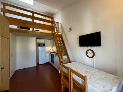 Télévision ou salle de divertissement dans l'établissement Maison de vacances près de la forêt pour 4 pers avec parking - FR-1-323-581