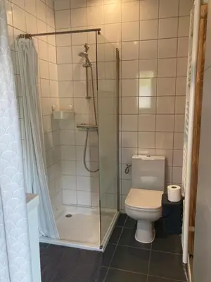 Salle de bains dans l'établissement Chambre calme et spacieuse pour amoureux de la nature