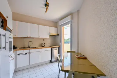 Cuisine ou kitchenette dans l'établissement Le Delezir - Wifi - Balcon - Plage