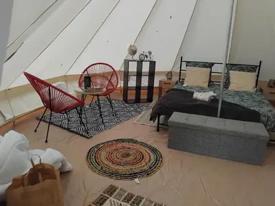 Coin salon dans l'établissement tente insolite