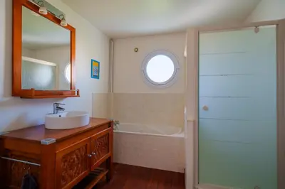 Salle de bains dans l'établissement Les Flots - Wi-Fi, TV, Garages, Central