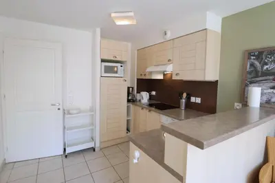 Cuisine ou kitchenette dans l'établissement Le Bois de la Grée 6111 by TAH - Résidence piscine