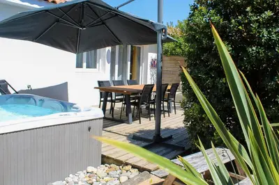 Piscine de l'établissement Villa Portugal - Domaine Le Sherwood ou située à proximité