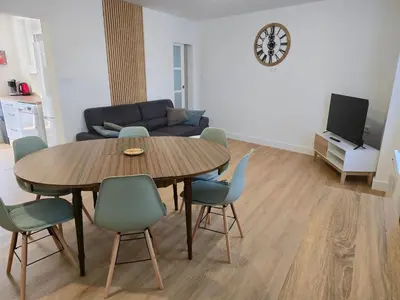 Télévision ou salle de divertissement dans l'établissement BrevAppart - Hyper Centre - 3 chambres - jusqu'à 6 pers