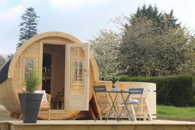 Jardin de l'établissement Barrel insolite Papilles en Escapade
