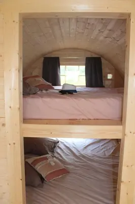 Un ou plusieurs lits dans un hébergement de l'établissement Barrel insolite Papilles en Escapade