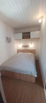 Un ou plusieurs lits dans un hébergement de l'établissement CHALET en bois à 600 m de la plage