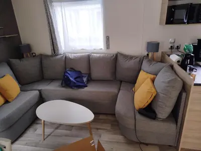 Coin salon dans l'établissement Mobil-home 40m2