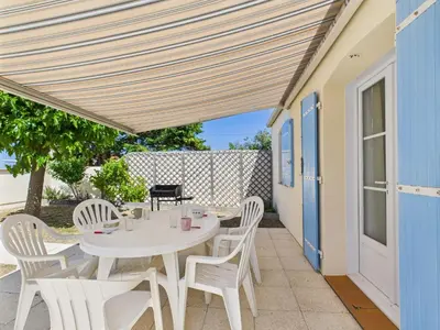 Balcon ou terrasse dans l'établissement 300 m de la plage, jardin, maison pour 5