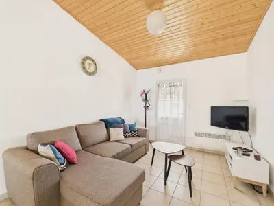 Télévision ou salle de divertissement dans l'établissement 300 m de la plage, jardin, maison pour 5