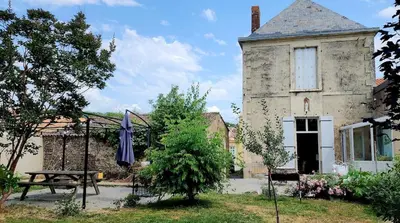 Jardin de l'établissement Grande maison de charme centre bourg