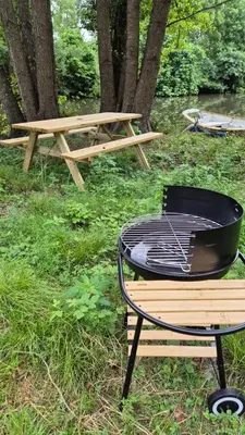 Jardin de l'établissement cabane bateau