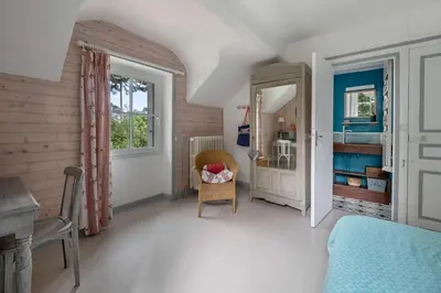 Coin salon dans l'établissement Maison familiale, 200m mer 10 adultes 2 enfants