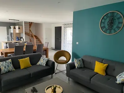 Coin salon dans l'établissement Villa récente avec piscine intérieure chauffée, 10 personnes