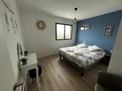 Un ou plusieurs lits dans un hébergement de l'établissement Villa récente avec piscine intérieure chauffée, 10 personnes