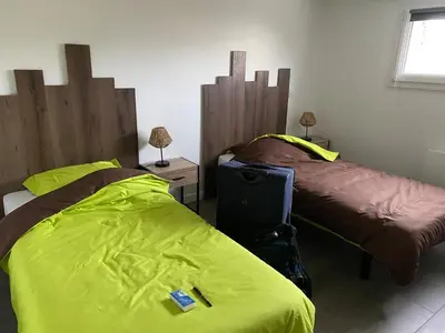Un ou plusieurs lits dans un hébergement de l'établissement Maison spacieuse et agréable à 200m de la mer
