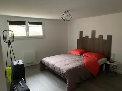 Un ou plusieurs lits dans un hébergement de l'établissement Maison spacieuse et agréable à 200m de la mer