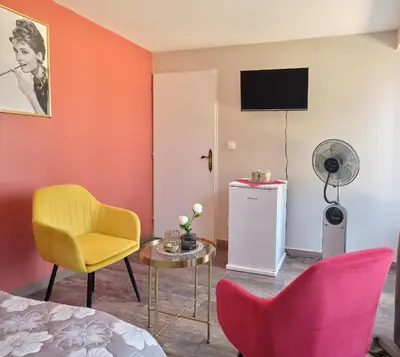 Télévision ou salle de divertissement dans l'établissement La Résidence AKWABA
