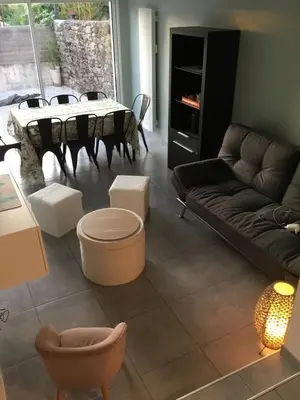 Coin salon dans l'établissement Le 7ter, maison calme piscine partagée