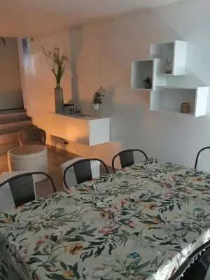 Coin salon dans l'établissement Le 7ter, maison calme piscine partagée