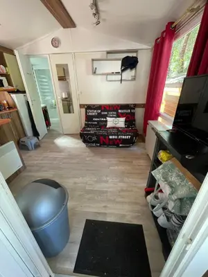 Télévision ou salle de divertissement dans l'établissement Camping 4 Étoiles Mobilhome Chez Jéjé et Fredo