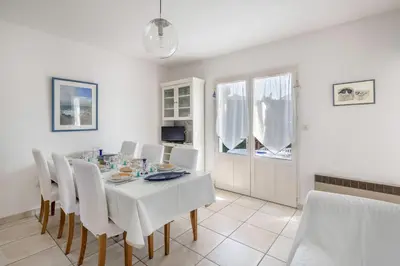 Télévision ou salle de divertissement dans l'établissement 600 m de la plage, maison pour 4 adultes 2 enfants