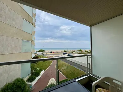 Vue générale sur la mer ou vue sur la mer prise depuis l'appartement