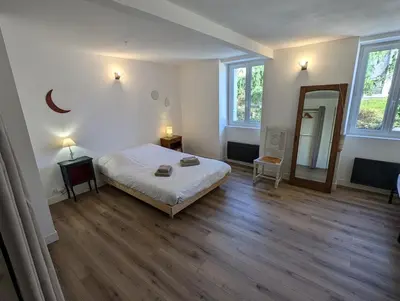 Un ou plusieurs lits dans un hébergement de l'établissement Grande maison de bourg au bord de la rivière