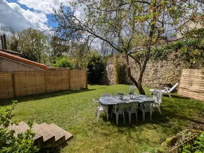 Jardin de l'établissement Grande maison de bourg au bord de la rivière