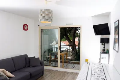 Télévision ou salle de divertissement dans l'établissement Le Bangor by TAH - Top emplacement & Parking