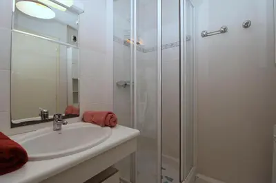 Salle de bains dans l'établissement Le Bangor by TAH - Top emplacement & Parking