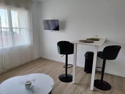 Télévision ou salle de divertissement dans l'établissement Appartement proche plage et centre-ville