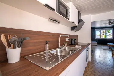 Cuisine ou kitchenette dans l'établissement Le Refuge - Maison spacieuse pour familles et professionnels - Proche Puy-du-F ou