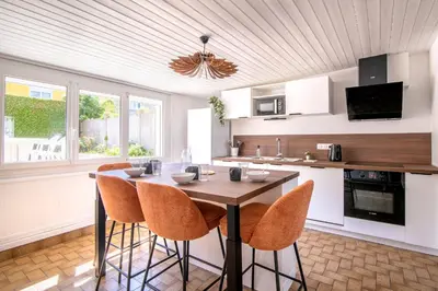 Cuisine ou kitchenette dans l'établissement Le Refuge - Maison spacieuse pour familles et professionnels - Proche Puy-du-F ou