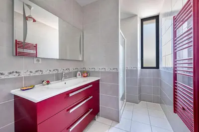 Salle de bains dans l'établissement Villa pour 15 à 700m de la plage