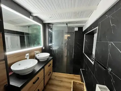 Salle de bains dans l'établissement Maison charme à Mauléon avec jardin privé