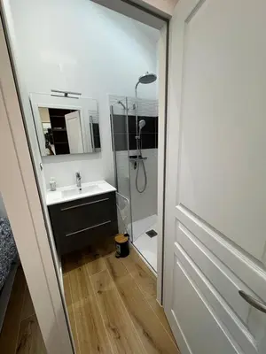 Salle de bains dans l'établissement Maison pilotis 12 pers 50m mer