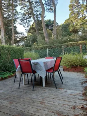 Jardin de l'établissement Maison dans résidence avec piscine et tennis