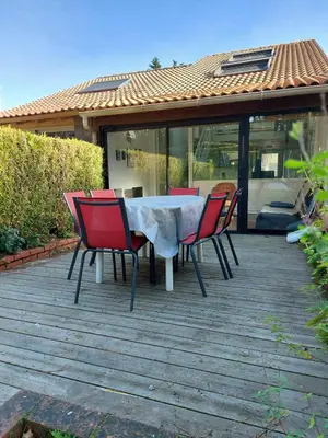 Jardin de l'établissement Maison dans résidence avec piscine et tennis