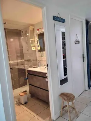 Salle de bains dans l'établissement Maison dans résidence avec piscine et tennis