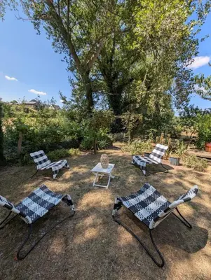 Jardin de l'établissement Le gite de l'ile du Buzet