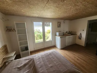 Cuisine ou kitchenette dans l'établissement Chambre avec cuisine et sdb privative, au calme
