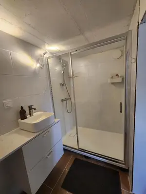 Salle de bains dans l'établissement Chambre avec cuisine et sdb privative, au calme